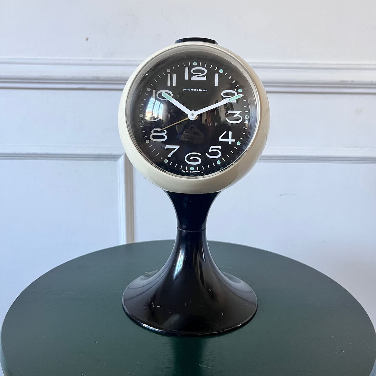 Réveil vintage sur pied tulipe