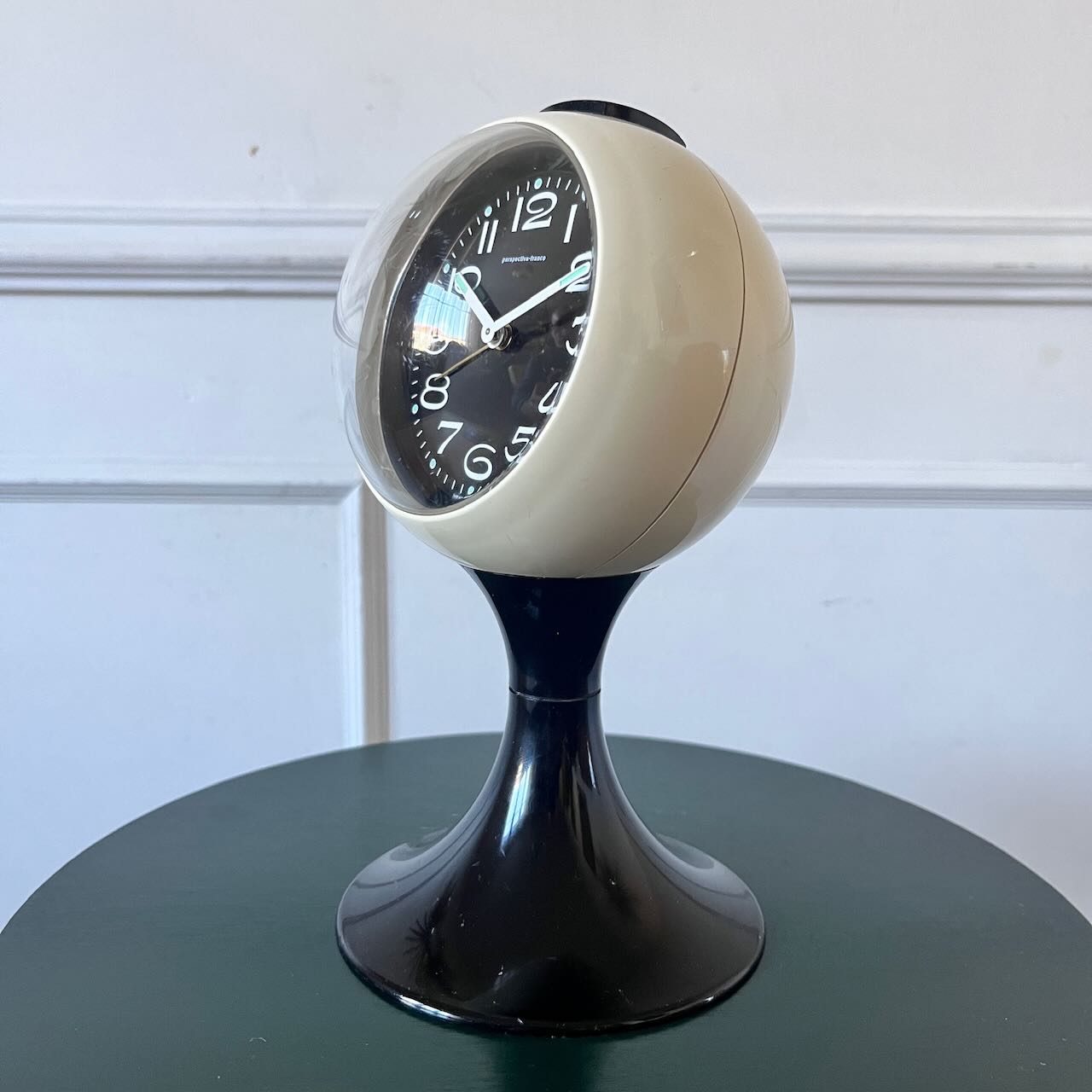 Réveil vintage sur pied tulipe