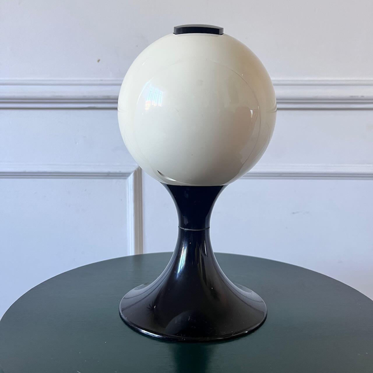 Réveil vintage sur pied tulipe