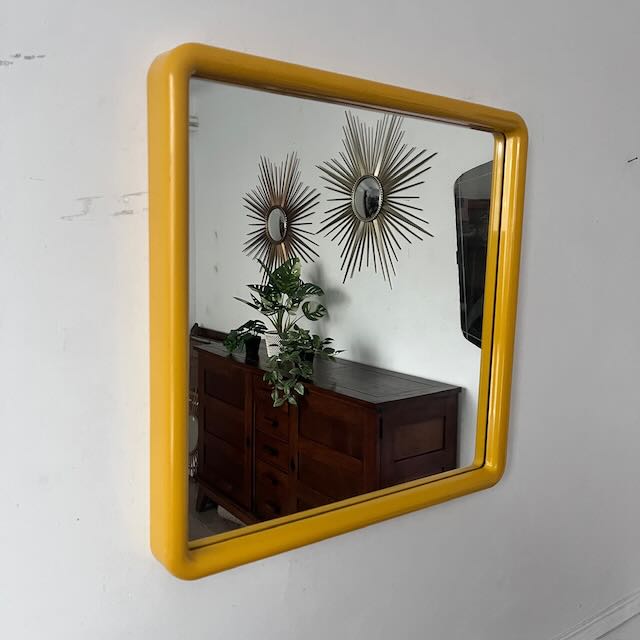 Miroir vintage en plastique jaune