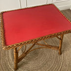 Table basse Formica rouge et osier tressé