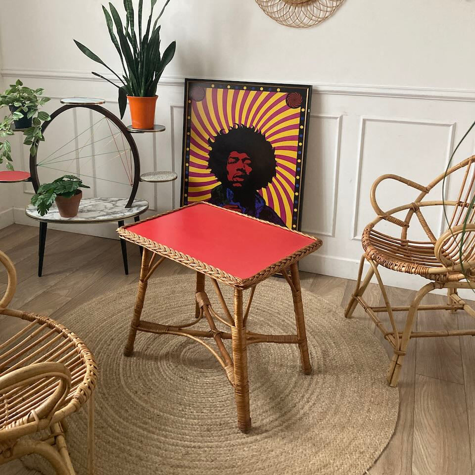 Table basse Formica rouge et osier tressé