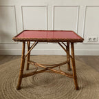 Table basse Formica rouge et osier tressé