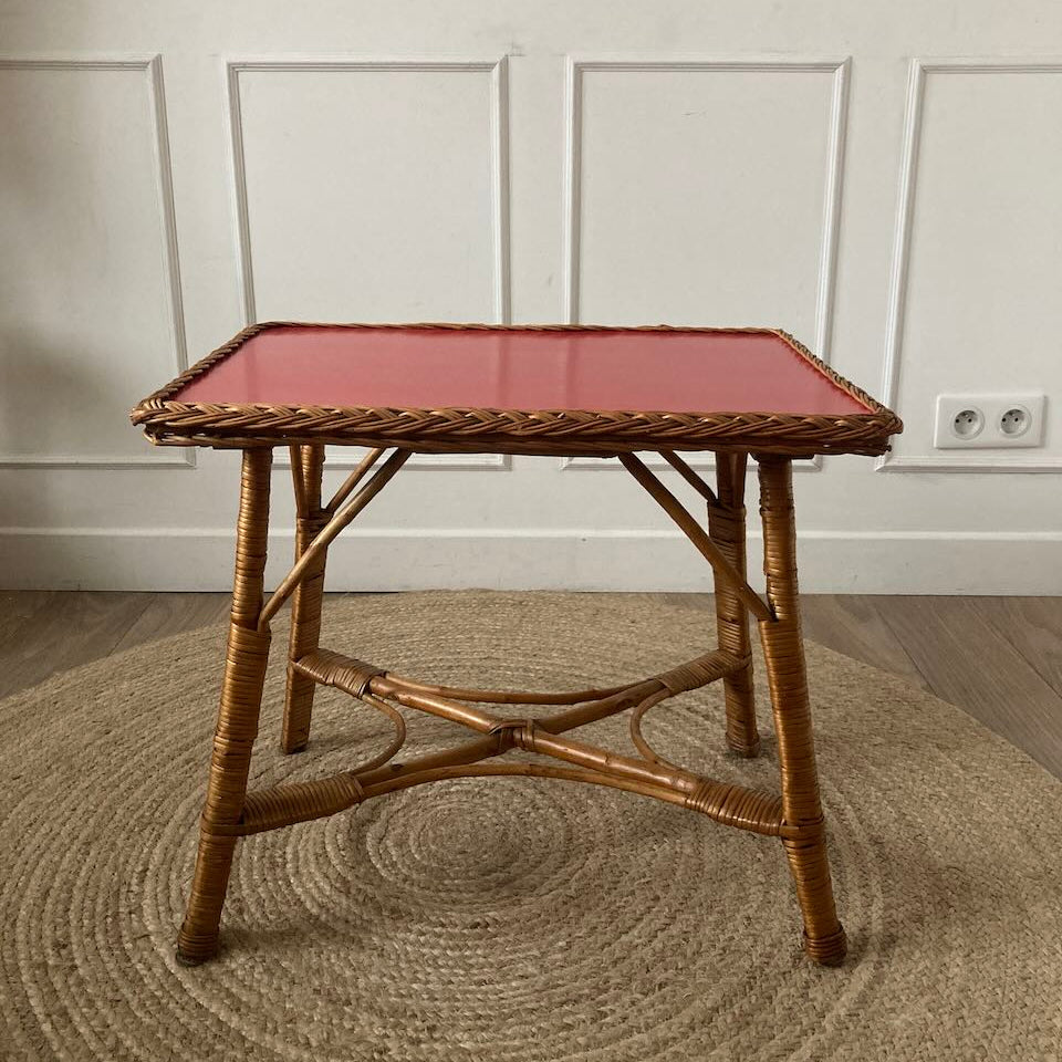 Table basse Formica rouge et osier tressé