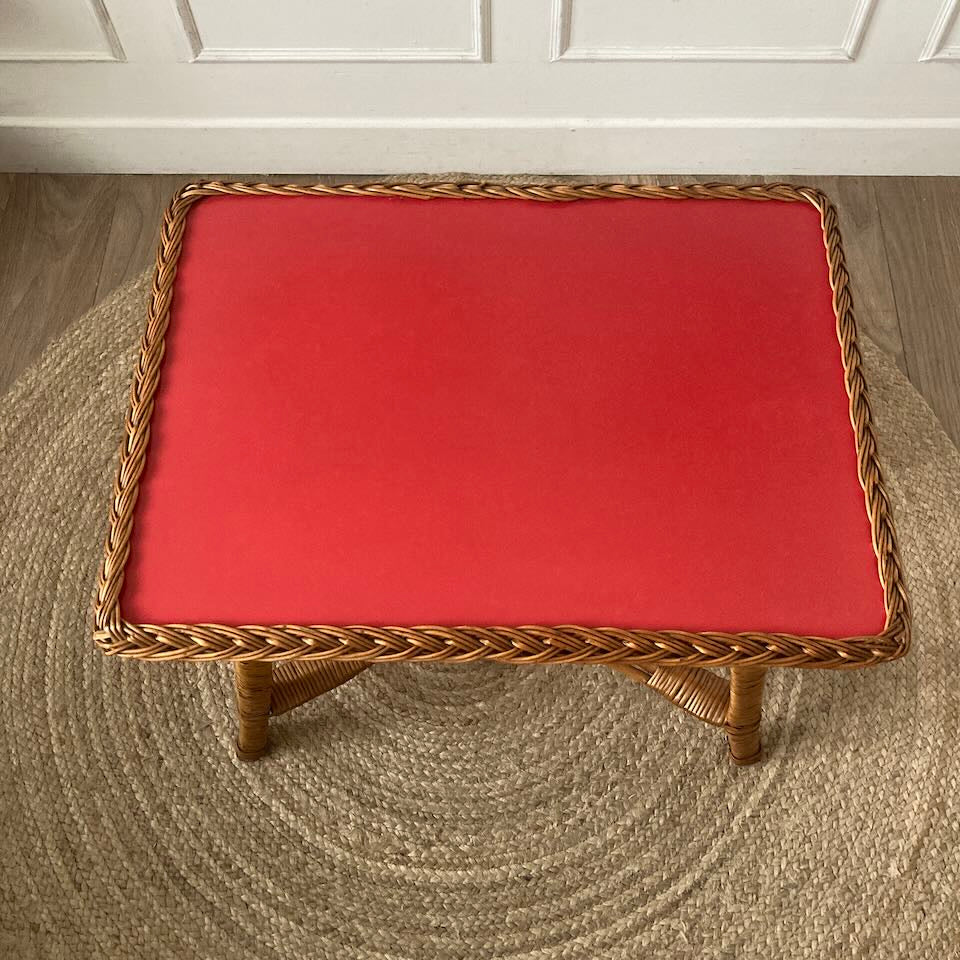 Table basse Formica rouge et osier tressé