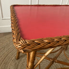Table basse Formica rouge et osier tressé