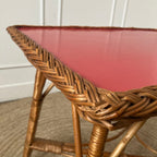 Table basse Formica rouge et osier tressé