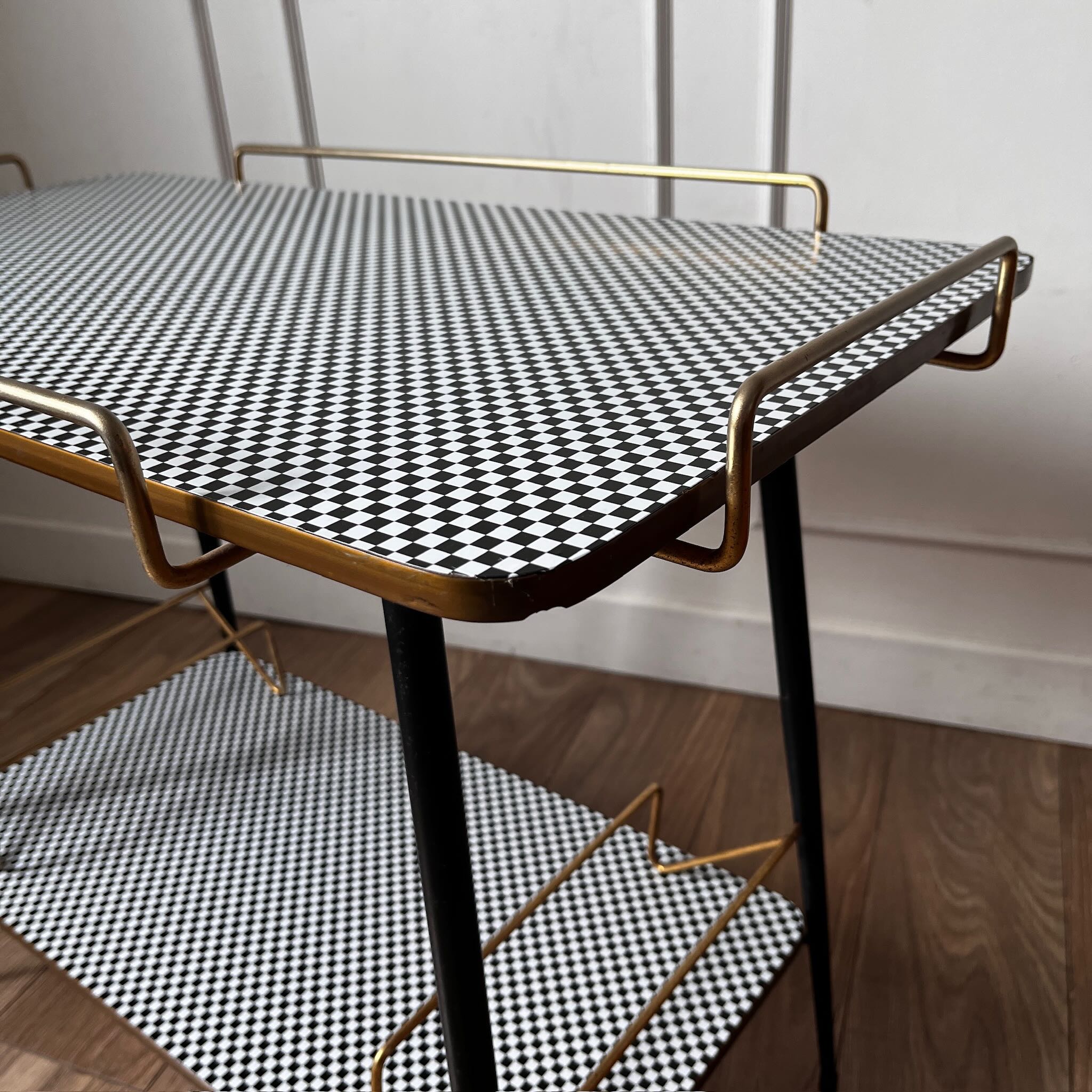 Desserte vintage à motifs damiers