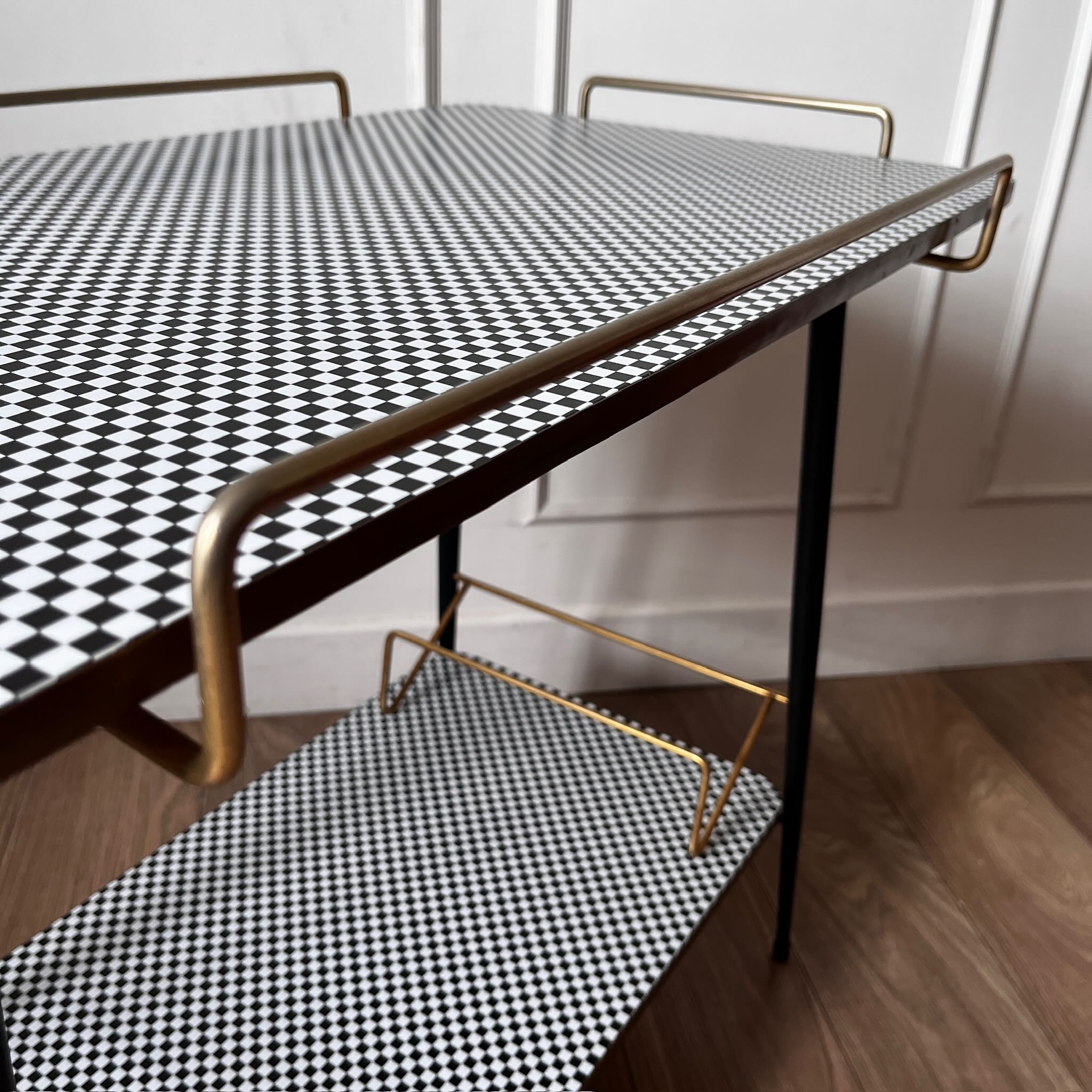 Desserte vintage à motifs damiers