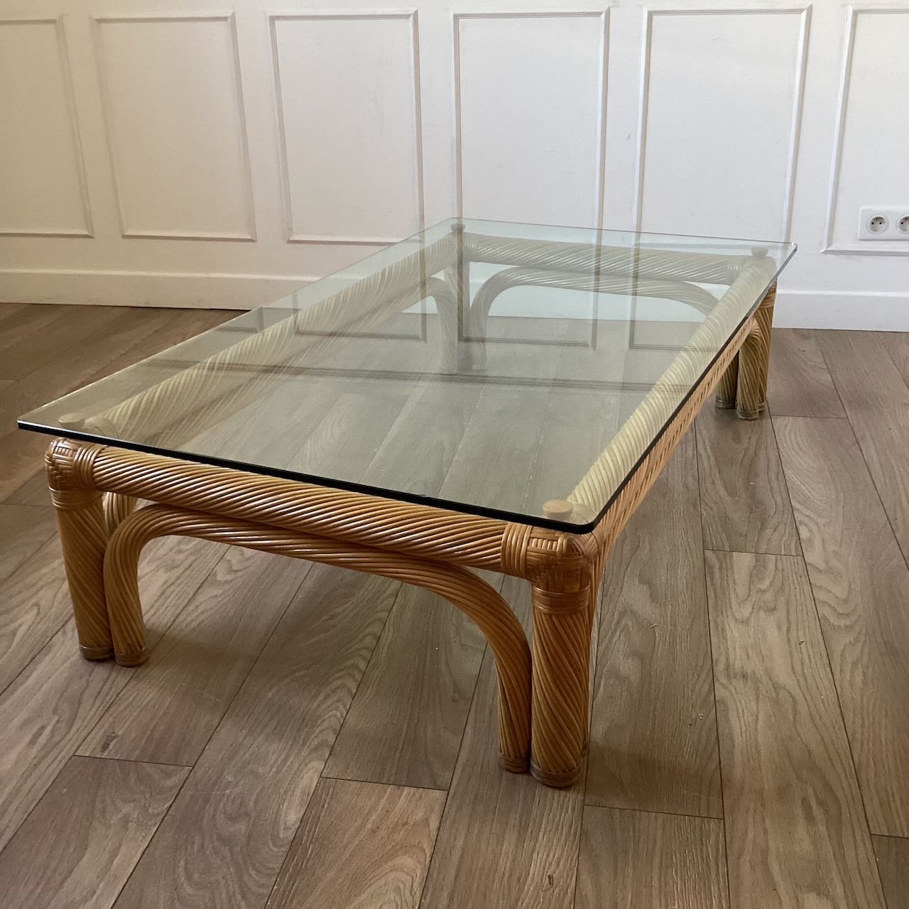 Grande table basse en rotin vintage