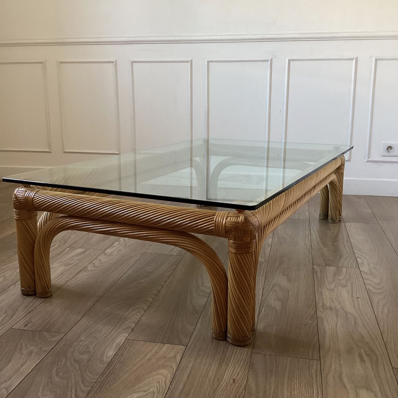 Grande table basse en rotin vintage