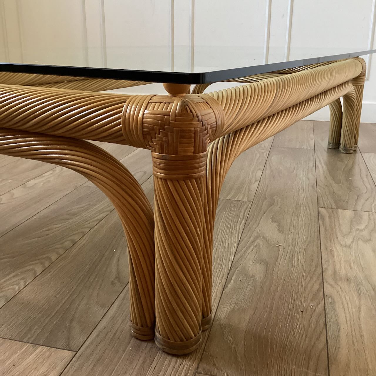 Grande table basse en rotin vintage