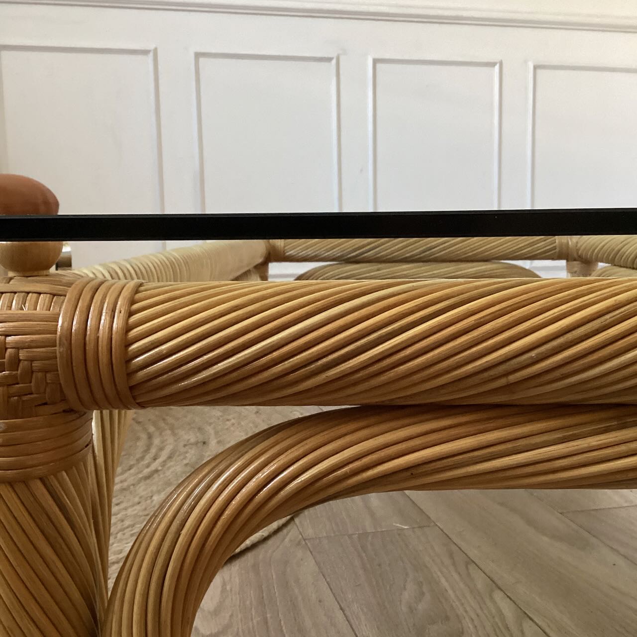 Grande table basse en rotin vintage