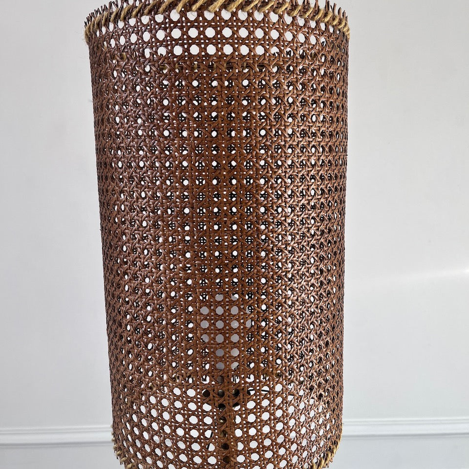 Lampadaire en métal et cannage