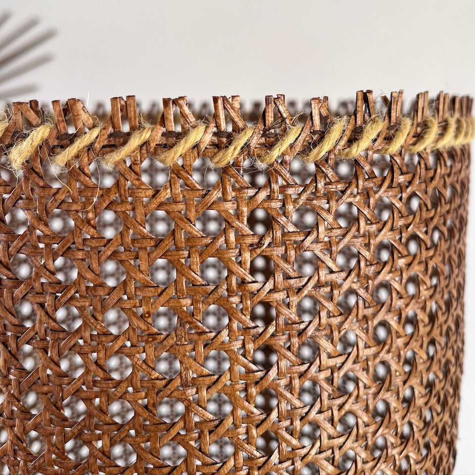 Lampadaire en métal et cannage