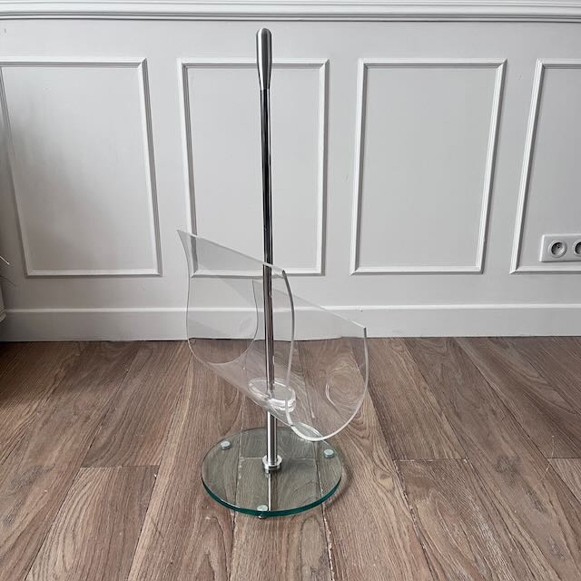 Porte-revues en plexiglass et verre
