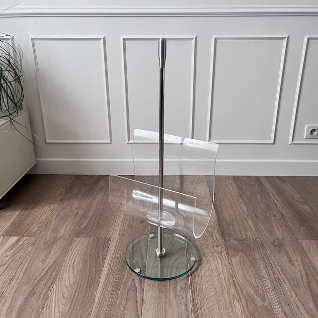 Porte-revues en plexiglass et verre