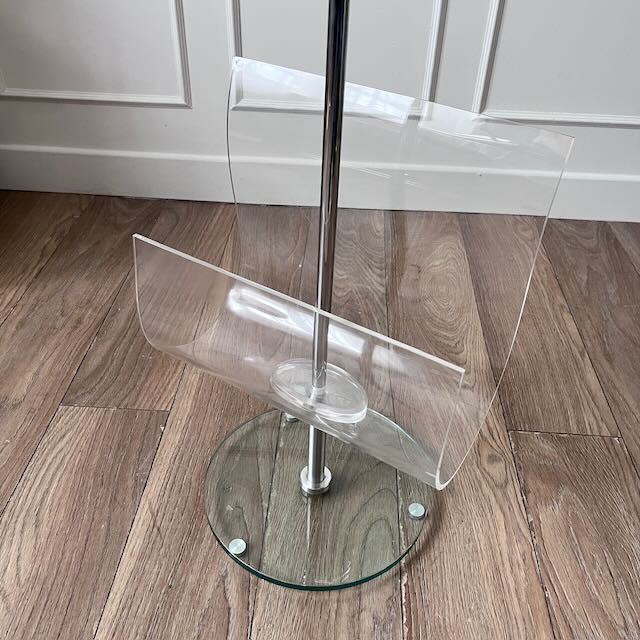 Porte-revues en plexiglass et verre