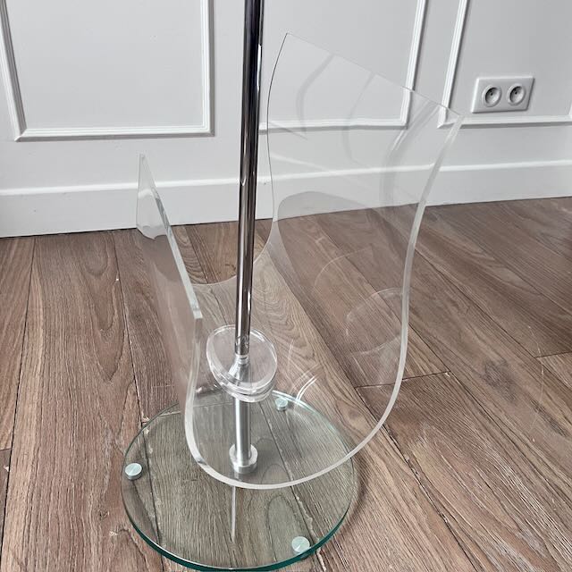 Porte-revues en plexiglass et verre