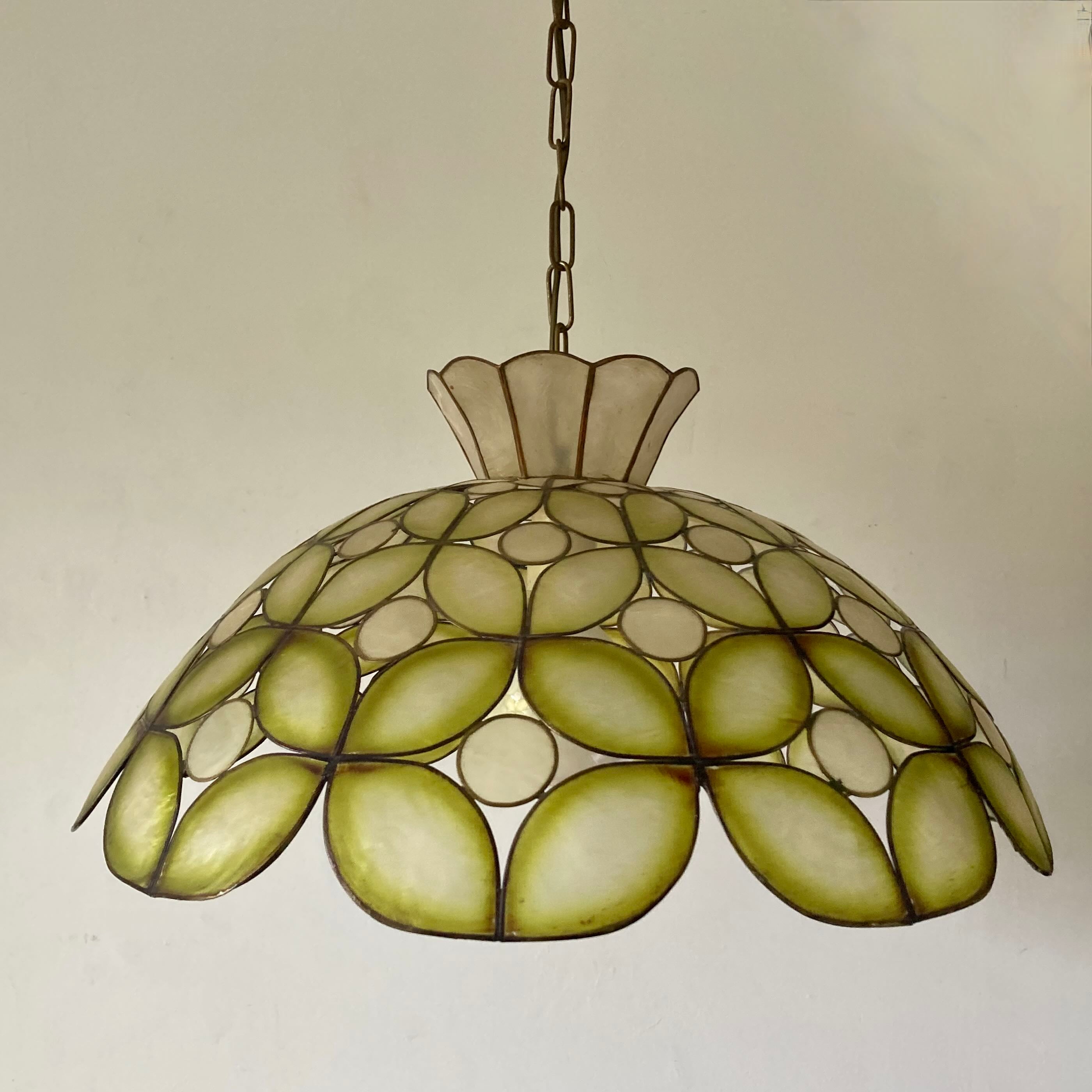 Suspension en nacre et laiton vintage
