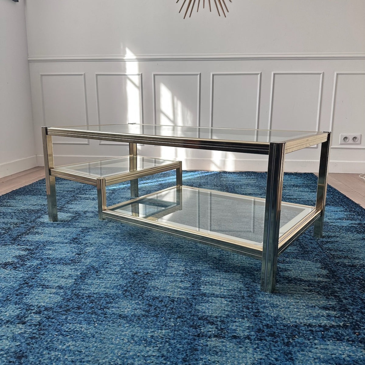 Table basse dorée à plateaux de verre