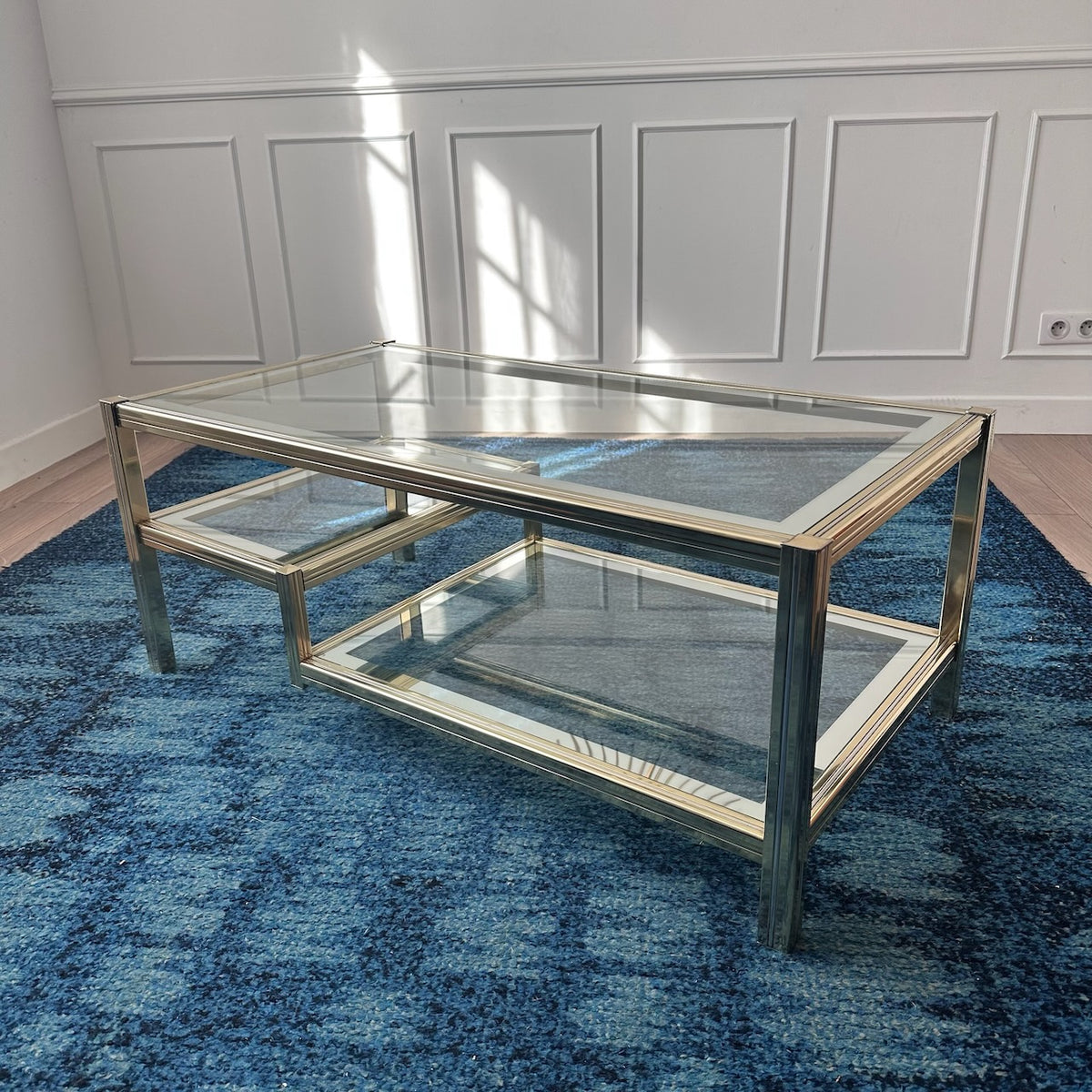 Table basse dorée à plateaux de verre