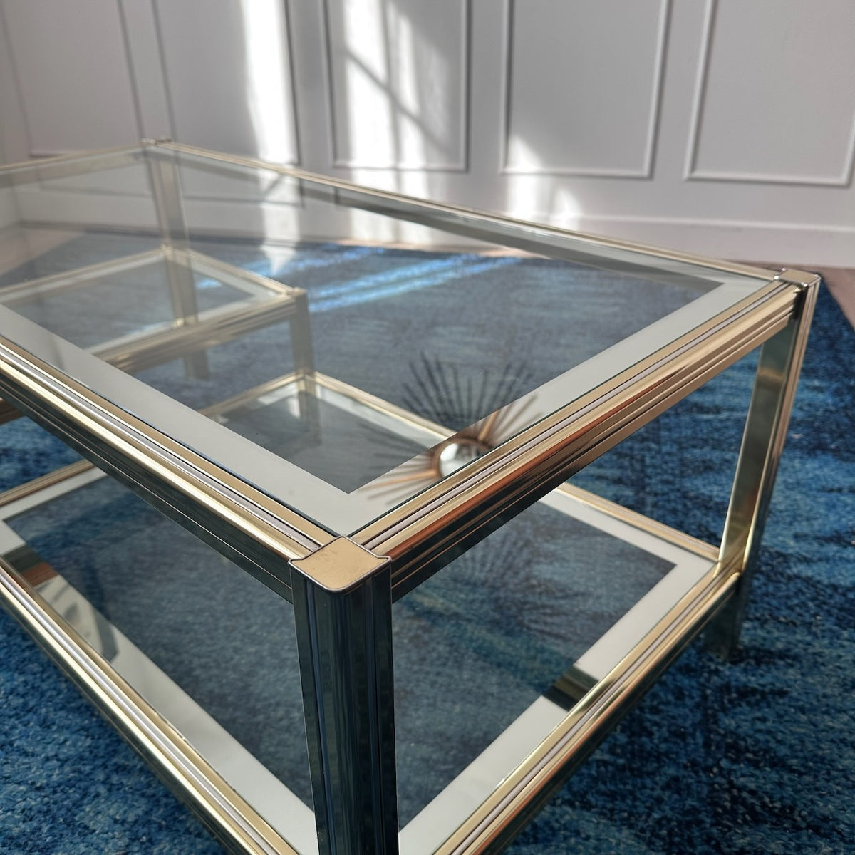 Table basse dorée à plateaux de verre