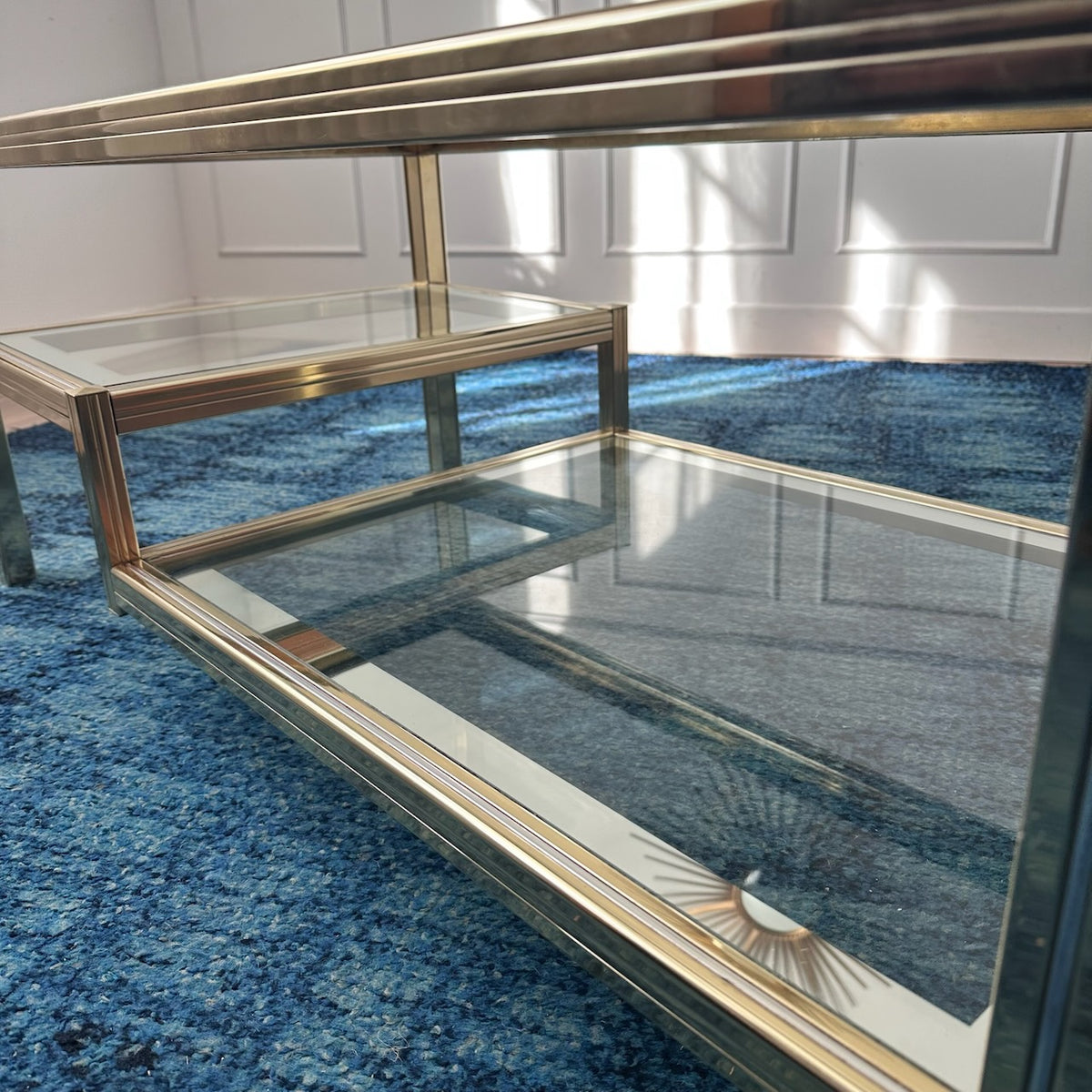 Table basse dorée à plateaux de verre