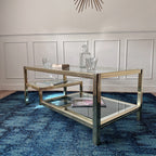 Table basse dorée à plateaux de verre