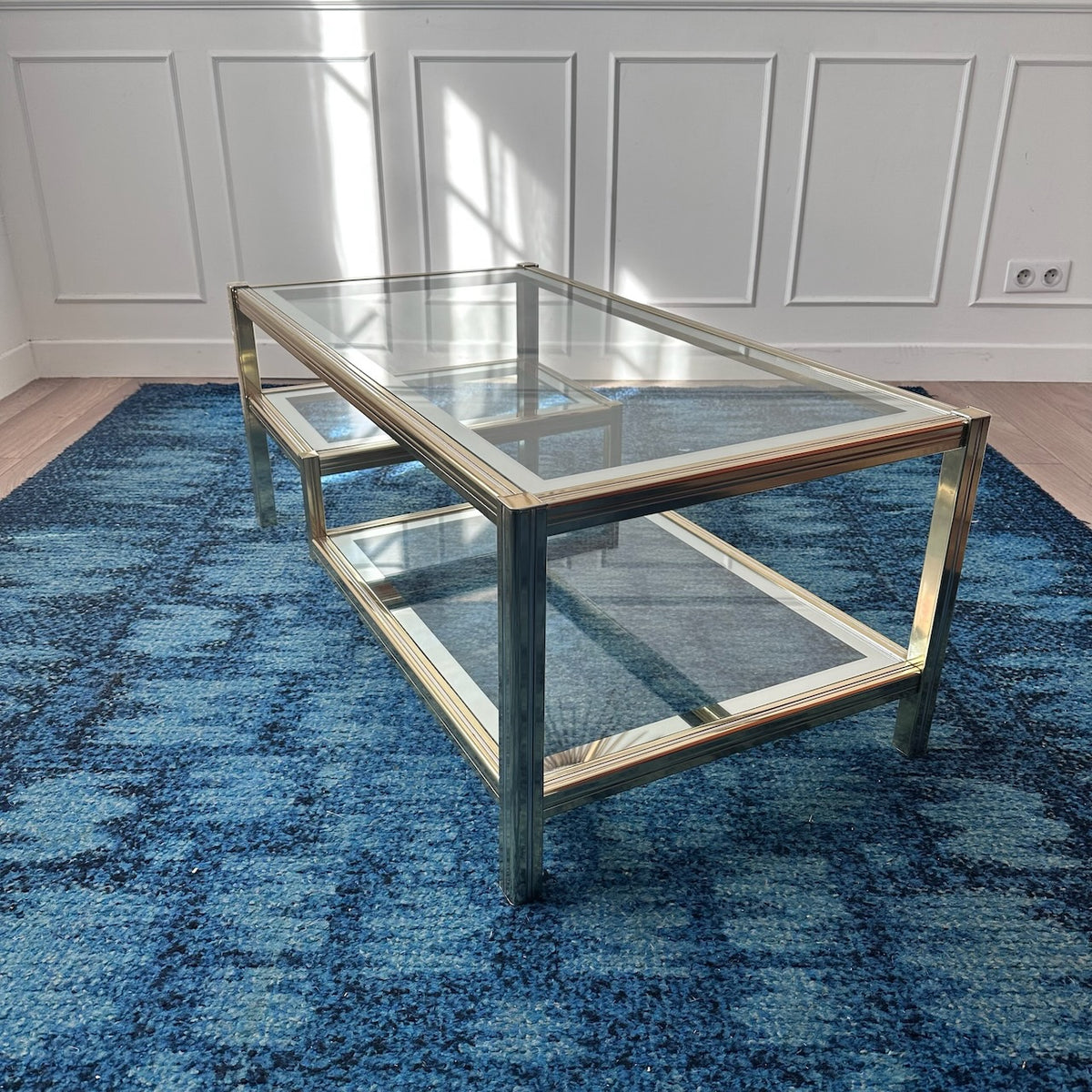 Table basse dorée à plateaux de verre