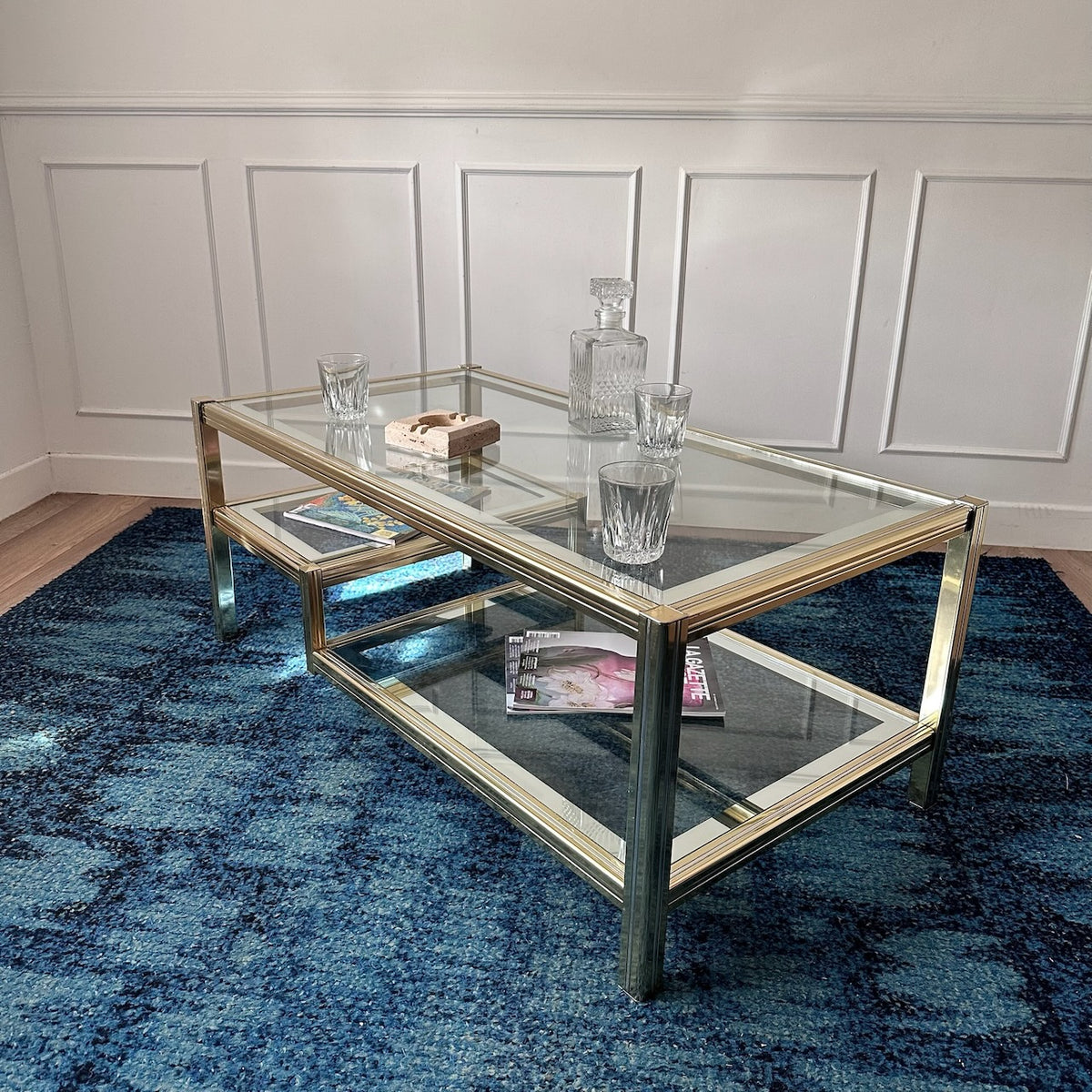Table basse dorée à plateaux de verre