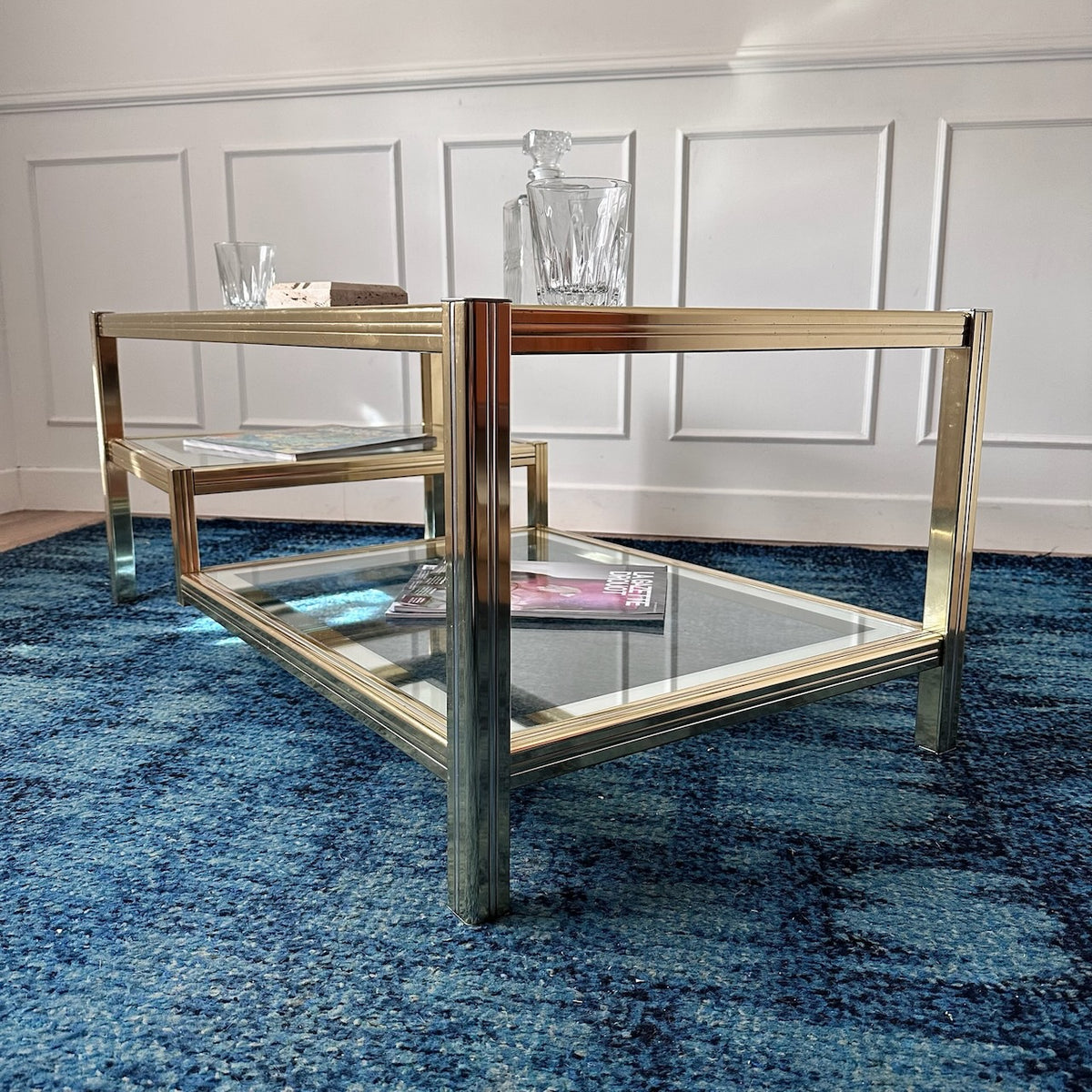 Table basse dorée à plateaux de verre