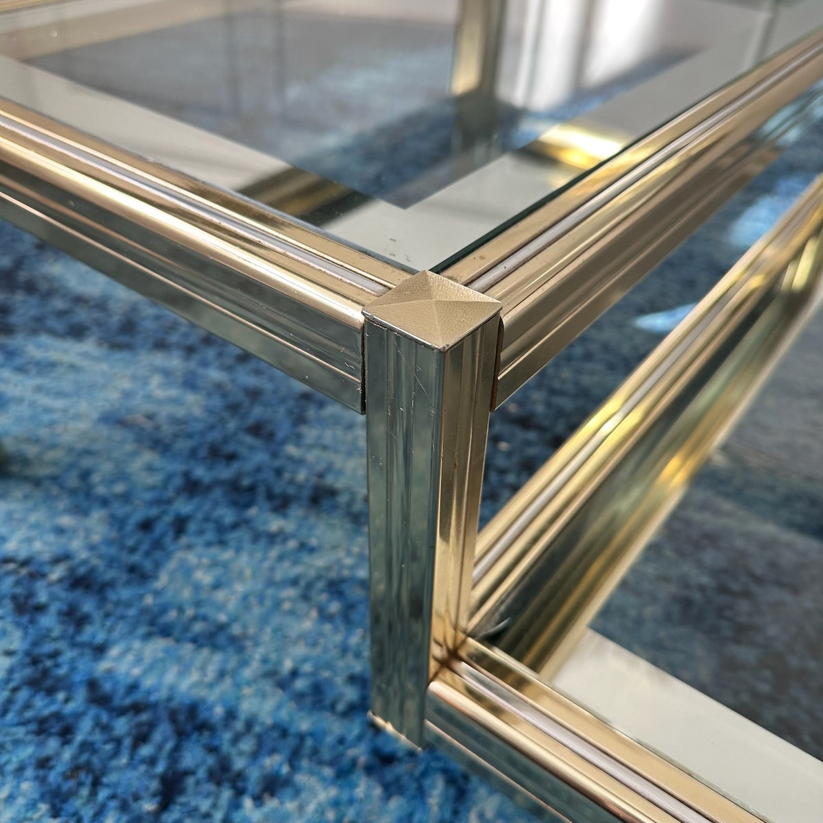 Table basse dorée à plateaux de verre