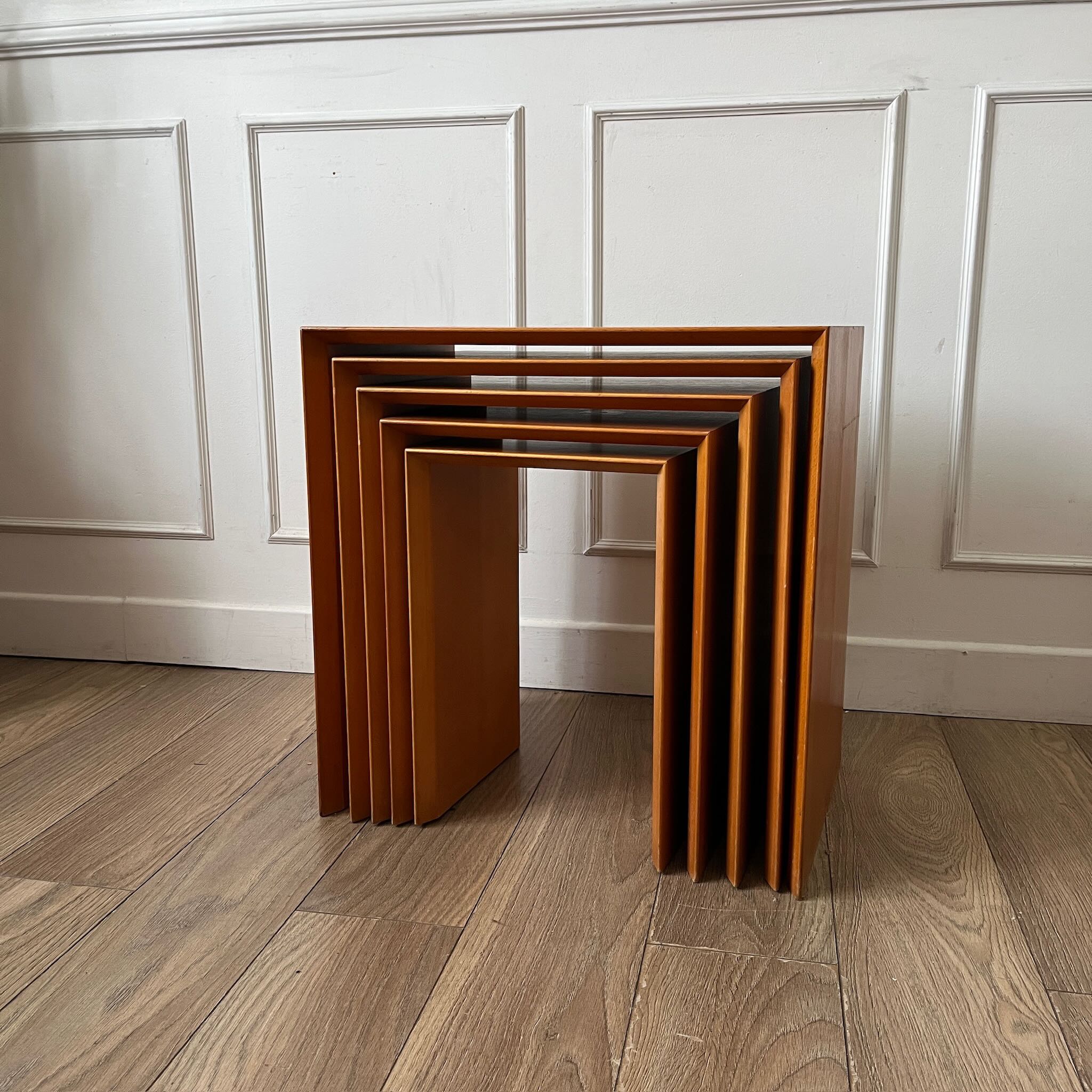 Tables gigognes