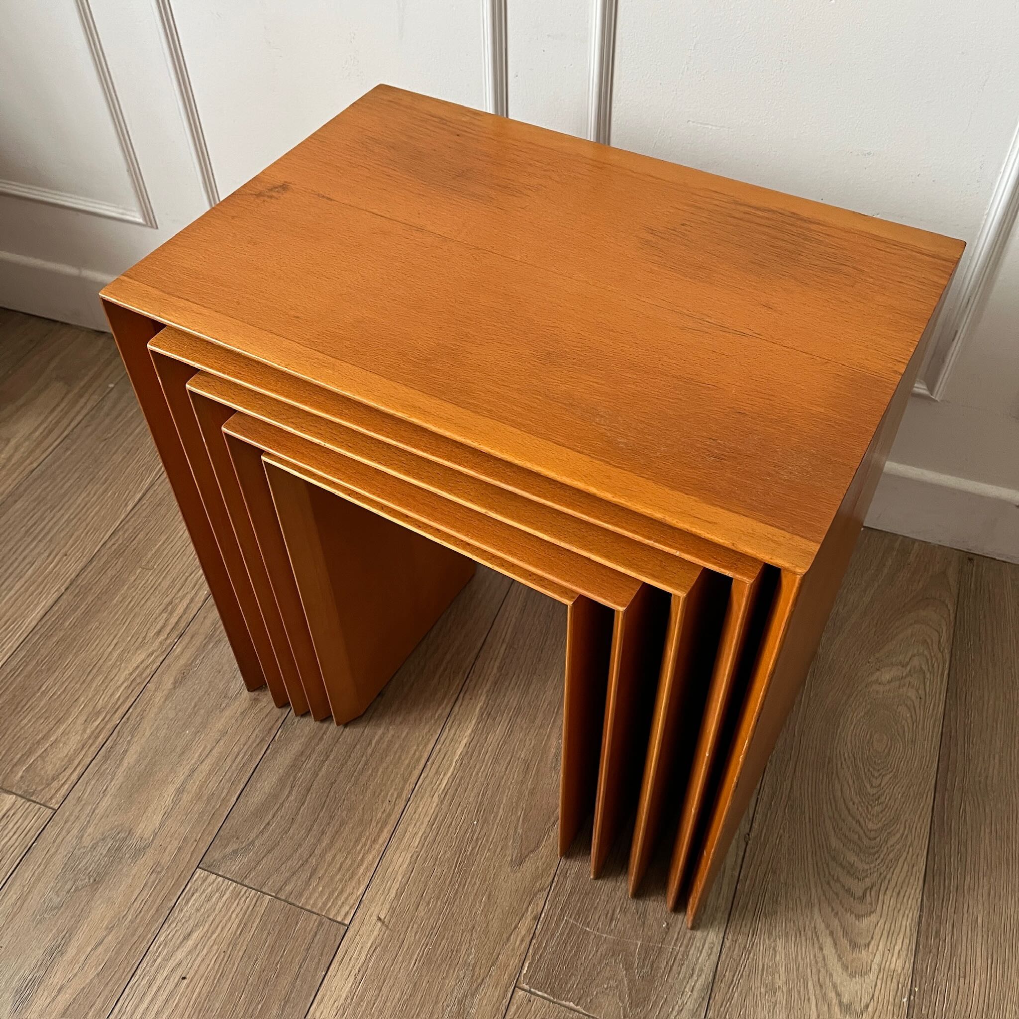 Tables gigognes