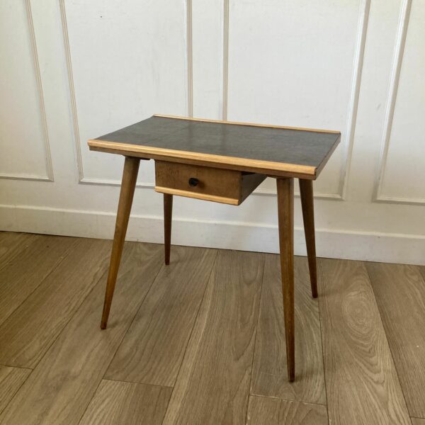 Chevet vintage aux pieds compas