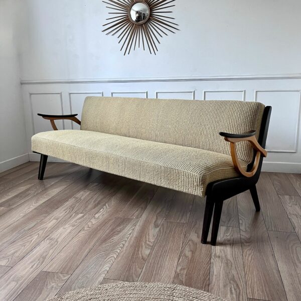 Canapé vintage en bois et tissu beige – Design scandinave des années 50